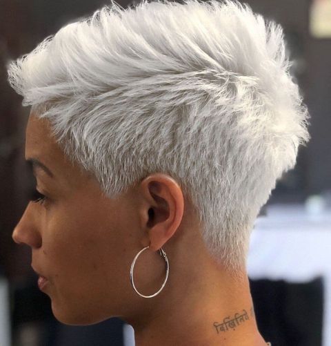 Great gray pixie hairstyle for black women