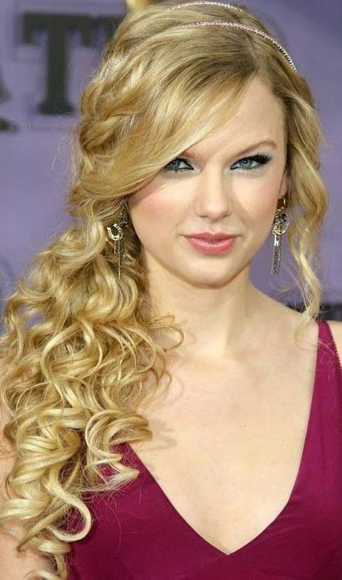 Taylor Swift long blonde curly hair stiyle